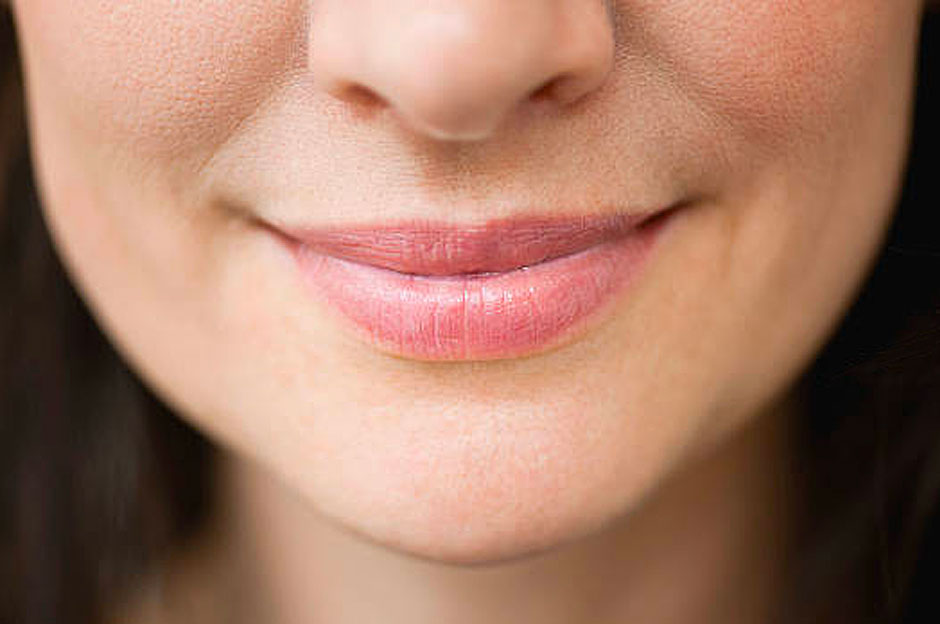 Gros plan d'une femme en train de sourire